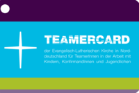 Darstellung einer Teamercard-Karte. In Nordkirchenfarben Violett, Hellblau und Hellgrün mit dem Kreuz der Nordkirche und dem Schriftzug "Teamercard".