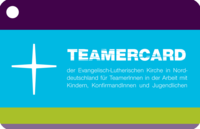 Darstellung einer Teamercard-Karte. In Nordkirchenfarben Violett, Hellblau und Hellgrün mit dem Kreuz der Nordkirche und dem Schriftzug "Teamercard".