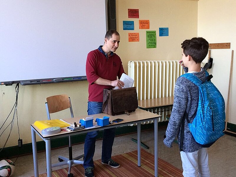 Lehrergespräch in Schulklasse