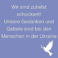 Lila Hintergrund, eine weiße Taube in der rechten unteren Ecke und der Text : Wir sind zutiefst schockiert! Unsere Gedanken und Gebete sind bei den Menschen in der Ukraine