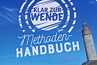 Weißer Schriftzur: Klar zur Wende, Methoden Handbuch. Im Hintergrund blauer Himmel und ein Leuchtturm. 