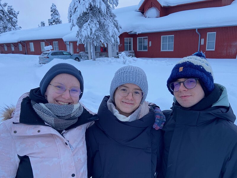 3 Personen vor dem Hingtergrund Lappland