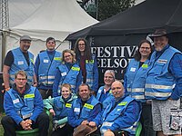 Elf Seelsorger und Seelsogerinnen vor ihrem Zelt beim Baltic Open Air 2024