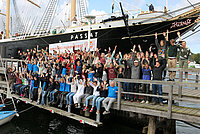 Gruppenfoto: Teilnehmende der Jugendklimakonferenz 2017. Im Hintergrund der Großsegler "Passat".