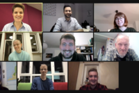 Der neu gewählte aej-Vorstand. 11 Personen unterschiedlichen Alters und Geschlechts in den Videobildern einer Online-Konferenz.