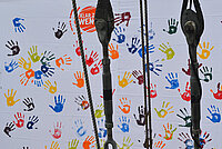Ein Banner, bedruckt mit vielen bunten Handabdrücken und einem Klar zur Wende-Logo