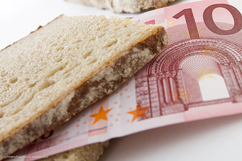 Eine Scheibe Brot und ein 10 Euro-Schein