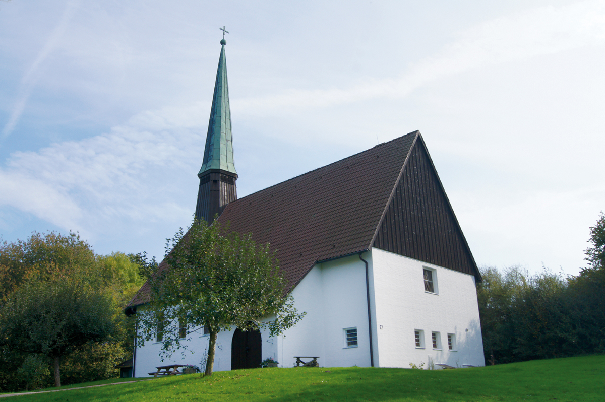 Die Kapelle am Koppelsberg unter einem blauem Himmel.